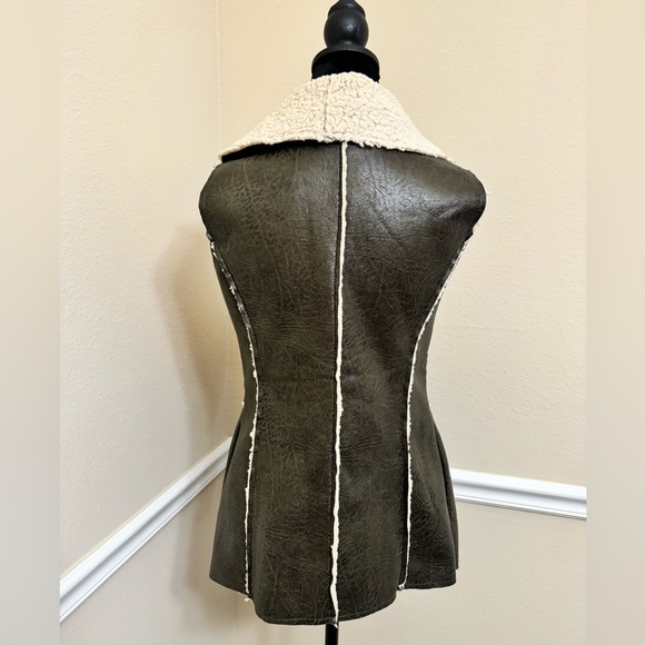 Hot & Delicious Sherpa Faux Shearling Vest M - Picture 3 of 8